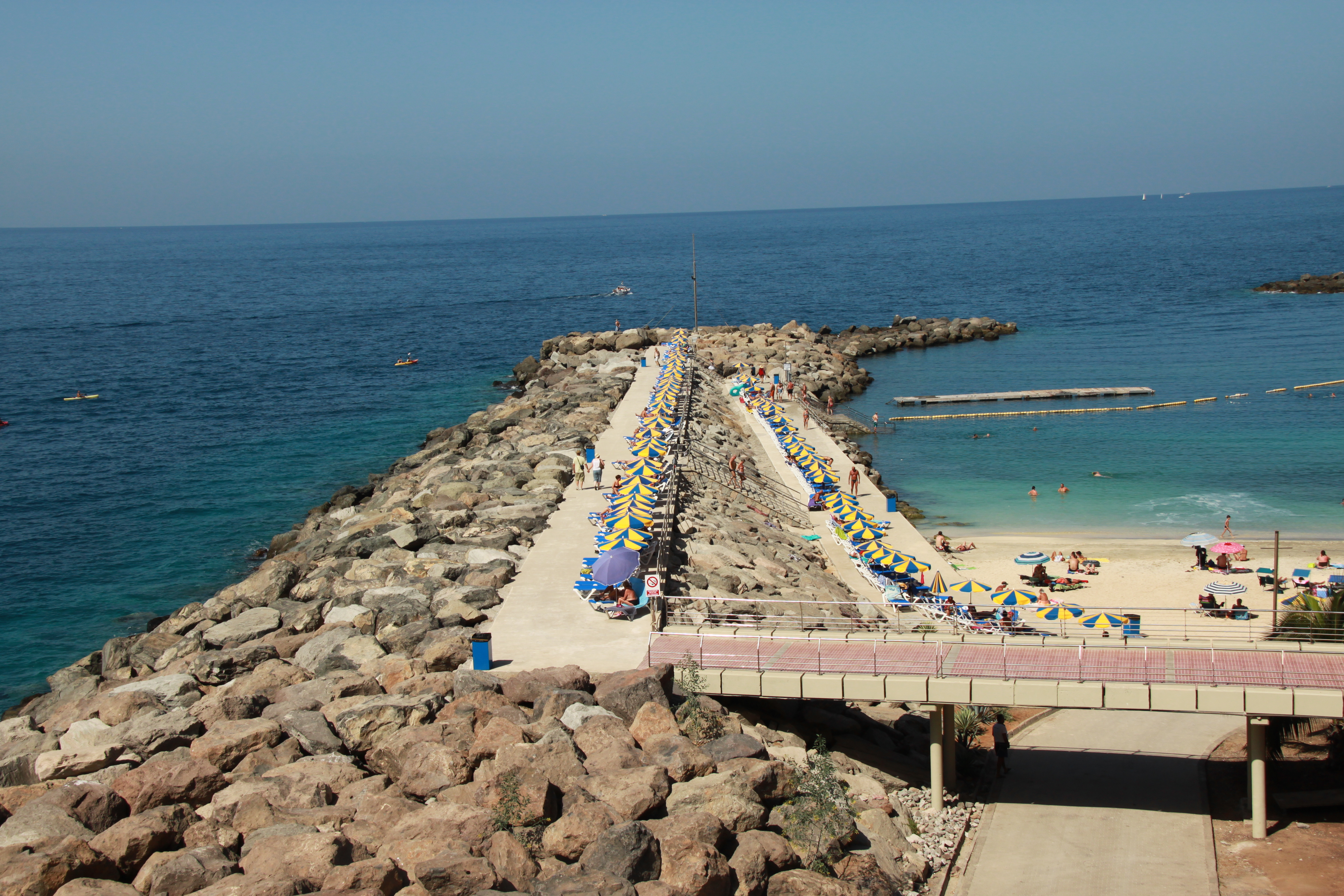 Hotel accommodation options and beachfront resorts near Amadores Beach